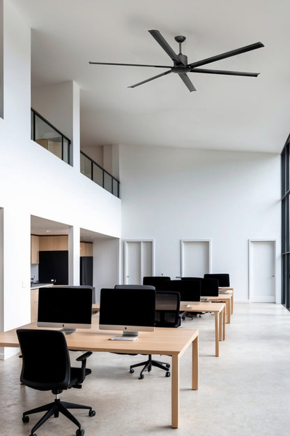 Ventilador de techo ANDROS XXL negro de FARO modelo 33414A en ambiente moderno de sala de estar, sin luz integrada, motor DC eficiente con 6 velocidades y mando a distancia, ideal para techos inclinados y ventilación óptima en interiores contemporáneos.