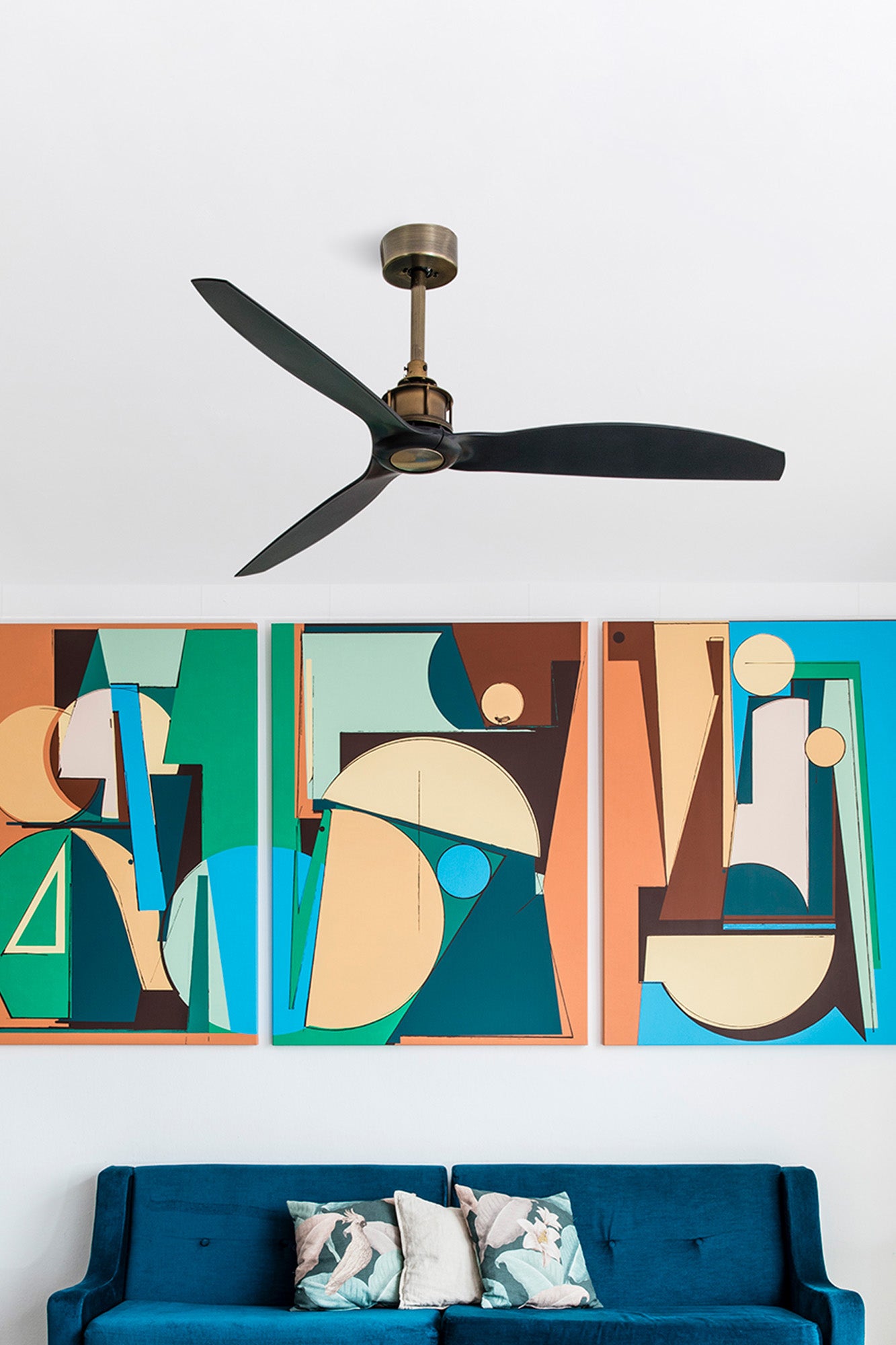 Ventilador de techo JUST FAN M en oro viejo y negro de FARO modelo 33417 en ambiente moderno industrial, con aspas de acero y ABS, mando a distancia, función inversa y bajo consumo para ventilación eficiente.