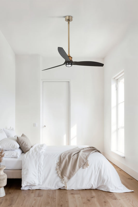 Ventilador de techo con luz LED JUST FAN M en acabado oro viejo y negro mate, modelo 33417WW-10 de FARO, en ambiente hogareño con motor DC eficiente y mando a distancia