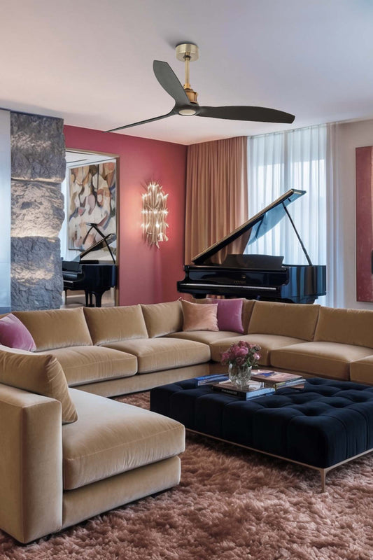 Ventilador de techo JUST FAN M de FARO modelo 33417WW en oro viejo y negro mate, con motor DC reversible, 6 velocidades y mando a distancia, instalado en ambiente hogareño para ventilación eficiente.