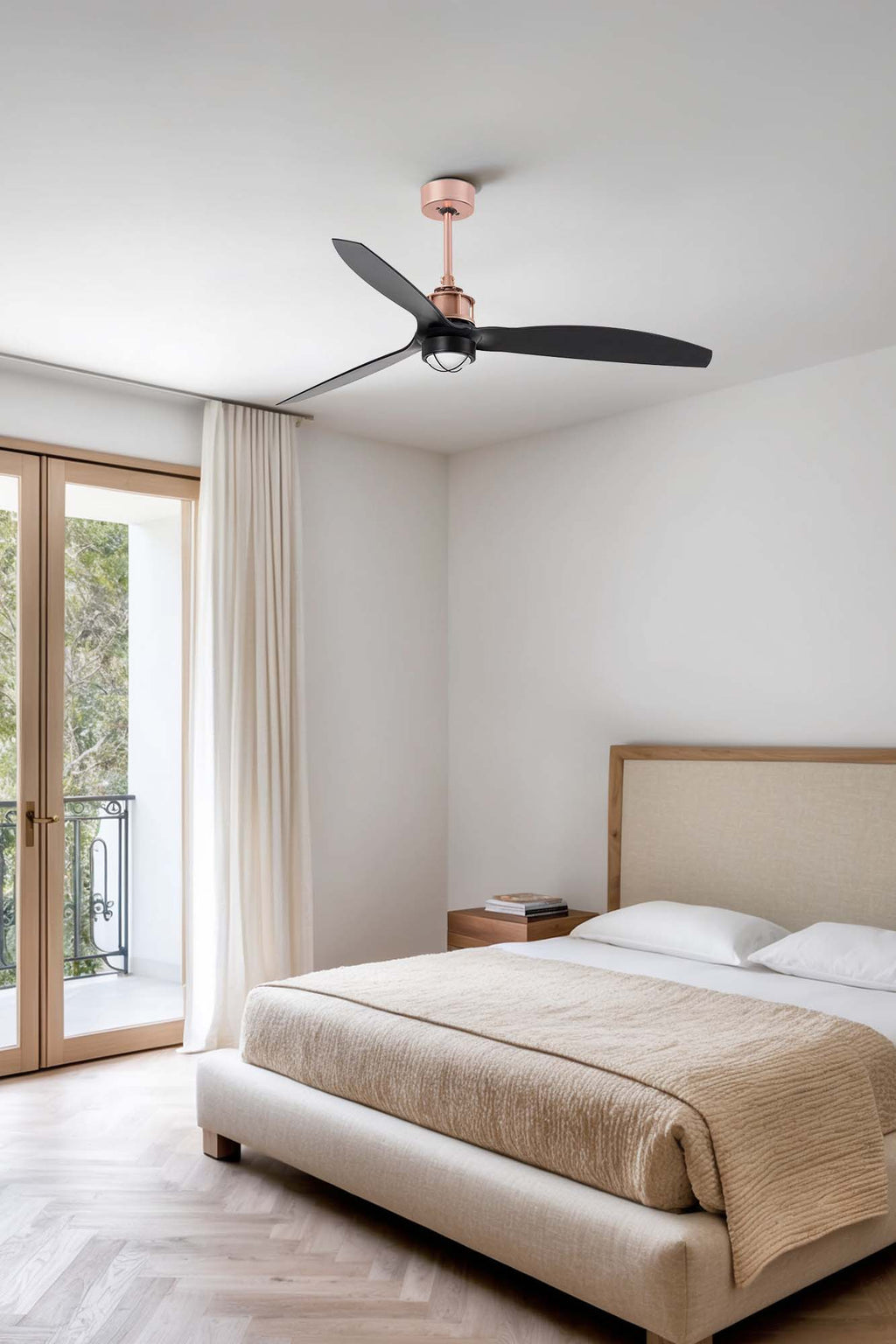 Imagen ambiente de ventilador con luz LED JUST FAN M en cobre y negro mate, modelo FARO 33418WW-10, instalado en techo con motor DC, luz integrada y mando a distancia para ventilación óptima.