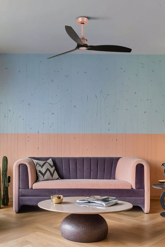 Ventilador de techo Just Fan M en cobre y negro de FARO (modelo 33418WW) instalado en ambiente hogareño moderno con techos inclinados, motor DC silencioso, reversible y mando a distancia incluido para ventilación eficiente.