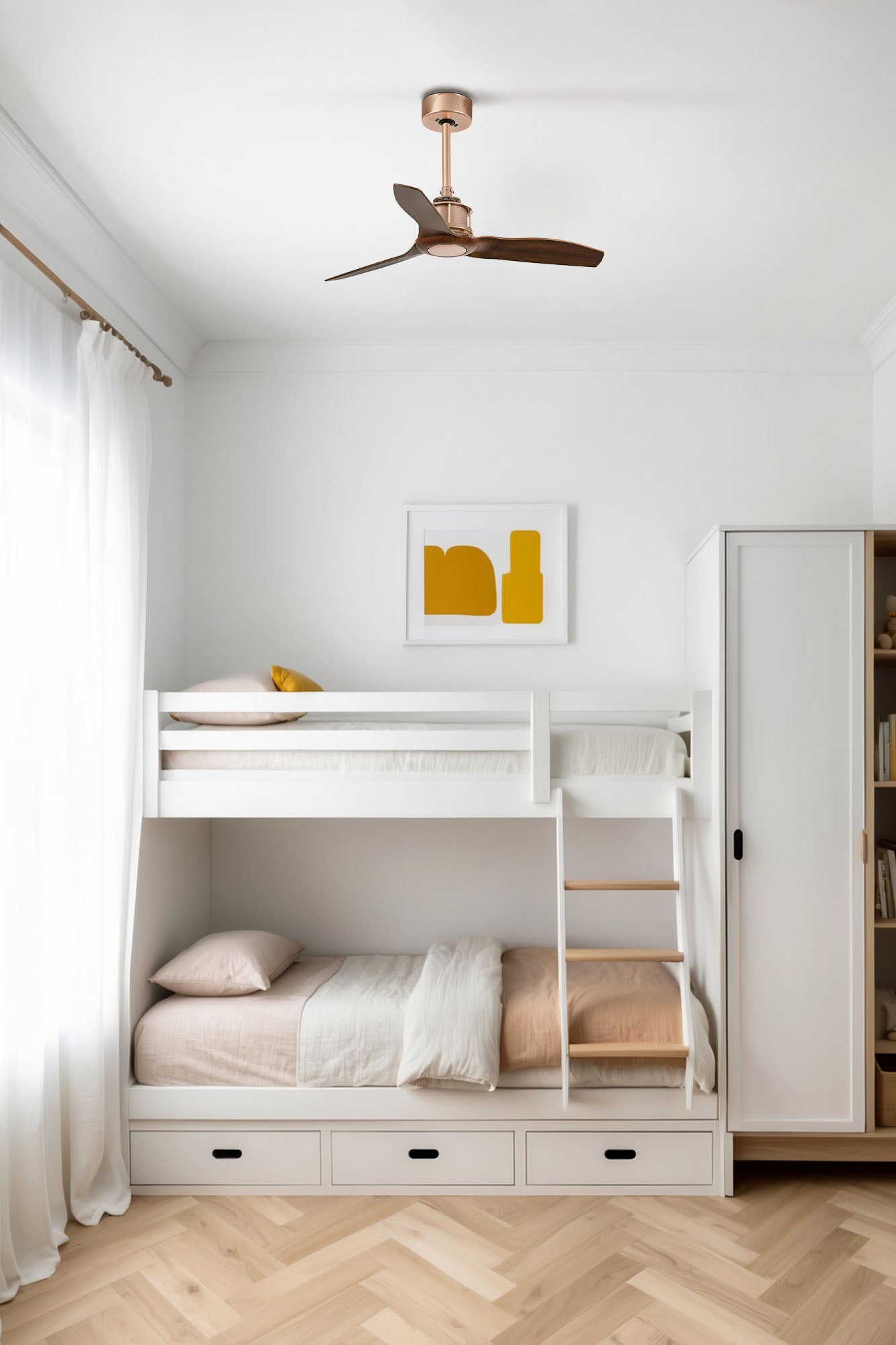 Ventilador de techo JUST FAN S en cobre y nogal de Faro modelo 33423 en ambiente industrial moderno, con motor DC eficiente, mando a distancia, función inversa y bajo consumo energético para ventilación óptima sin luz.