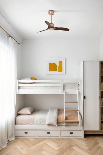 Ventilador de techo JUST FAN S en cobre y nogal de Faro modelo 33423 en ambiente industrial moderno, con motor DC eficiente, mando a distancia, función inversa y bajo consumo energético para ventilación óptima sin luz.