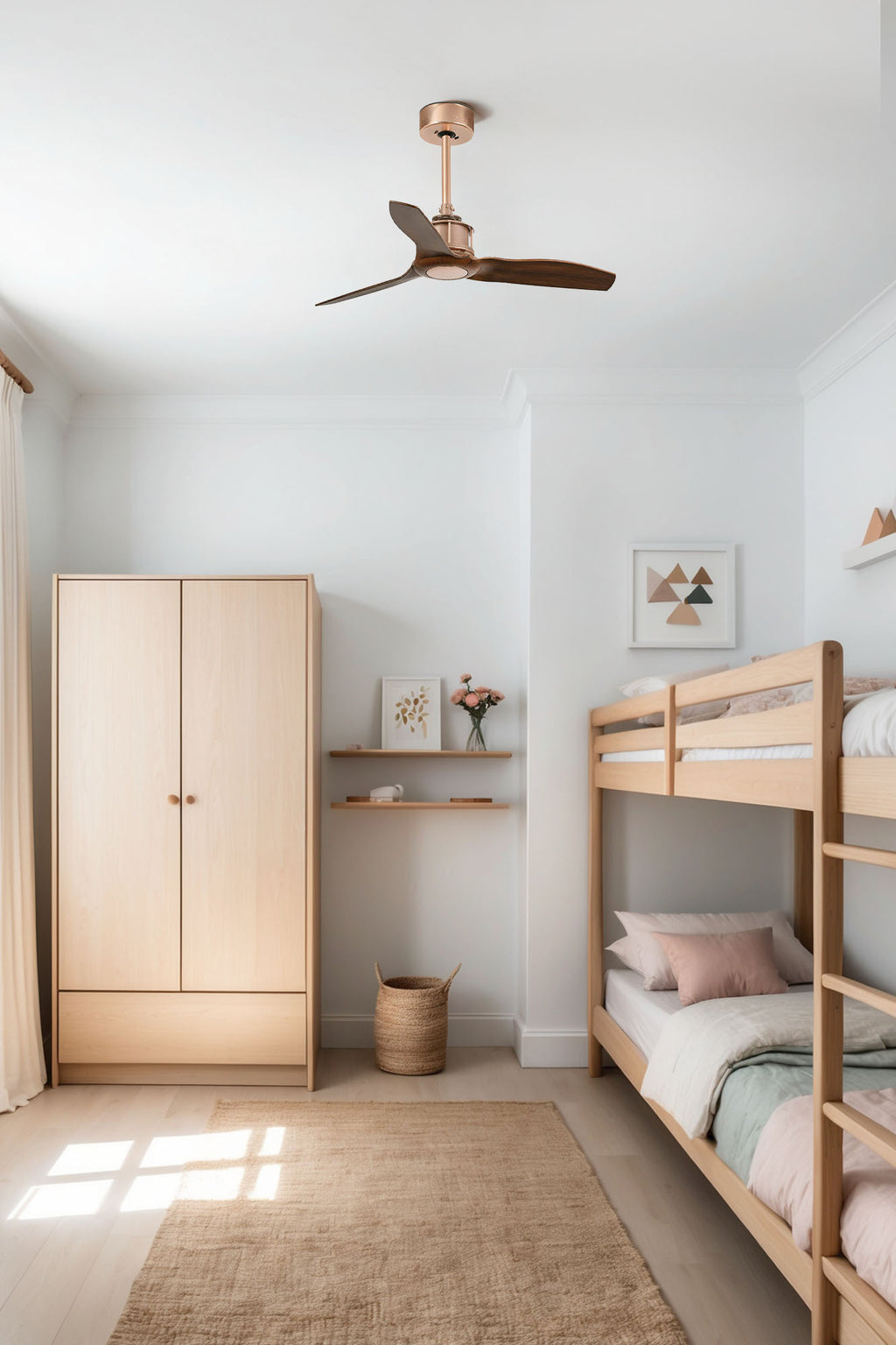 Ventilador de techo JUST FAN S en cobre y nogal FARO 33423WW en ambiente hogareño, con motor DC, mando a distancia y función inversa para ventilación óptima.