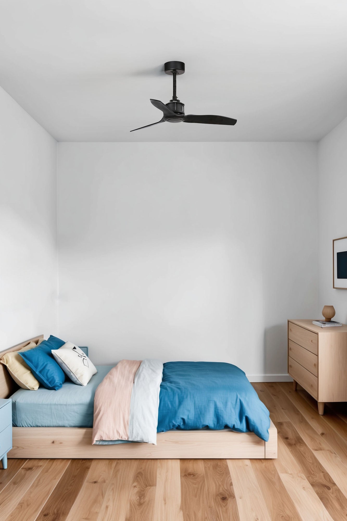 Ventilador de techo JUST FAN S negro mate de 81 cm de FARO (modelo 33424) en ambiente moderno de habitación pequeña, diseño industrial sin luz con motor DC eficiente para ventilación óptima.