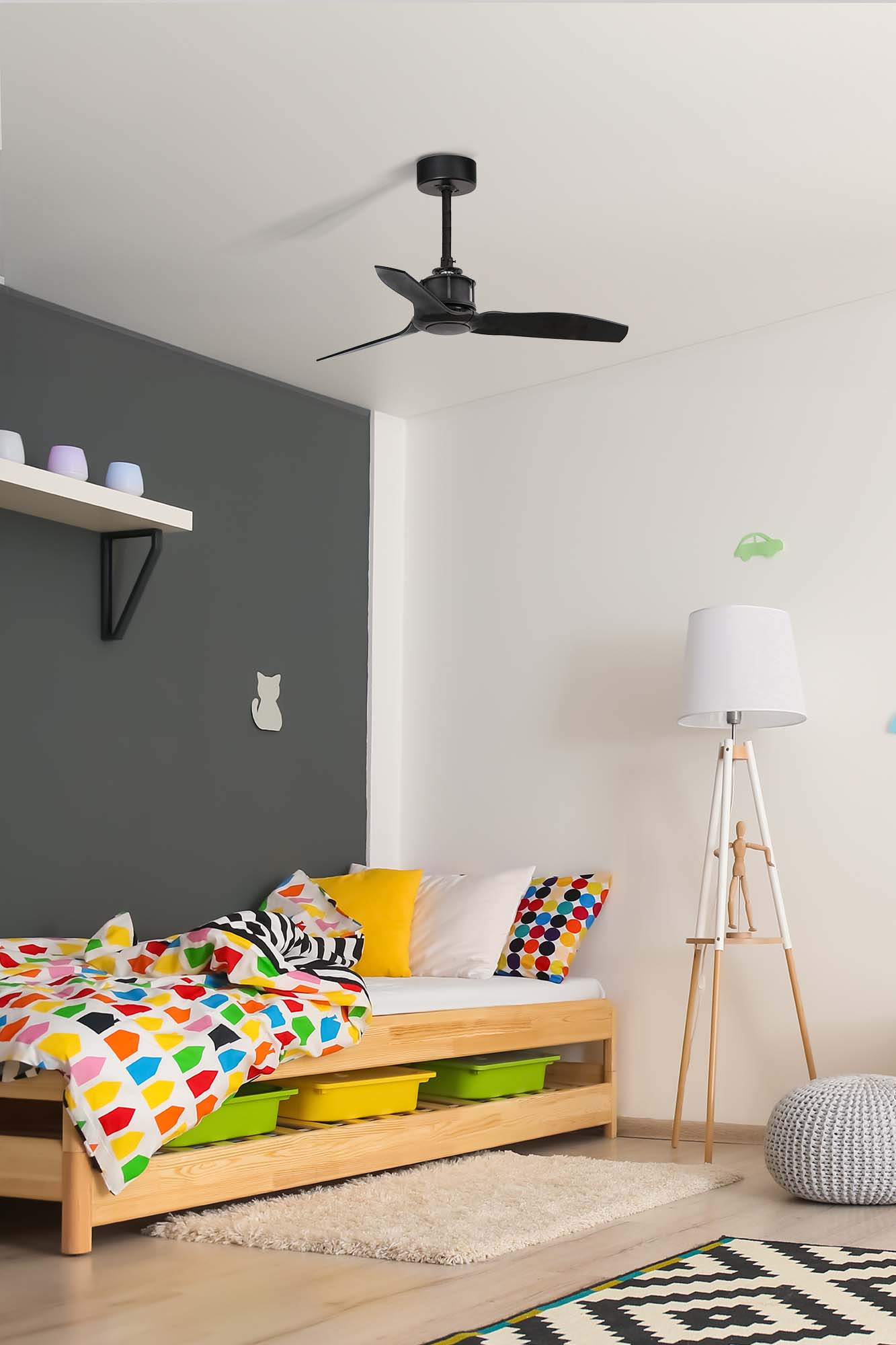 Ventilador de techo JUST FAN S negro mate FARO 33424WW en ambiente hogareño, motor DC sin luz, mando a distancia, ideal para techos inclinados y ventilación eficiente.