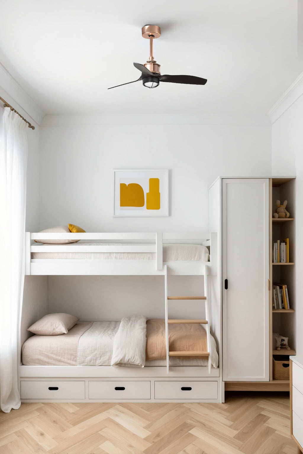 Ventilador de techo con luz LED JUST FAN S en cobre y negro mate de FARO, modelo 33427WW-10, en ambiente hogareño con motor DC eficiente y mando a distancia para ventilación óptima en hogar u oficina.