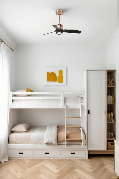 Ventilador de techo con luz LED JUST FAN S en cobre y negro mate de FARO, modelo 33427WW-10, en ambiente hogareño con motor DC eficiente y mando a distancia para ventilación óptima en hogar u oficina.