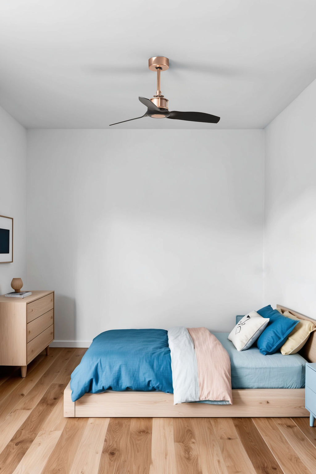 Ventilador de techo DC Just Fan S en acabado cobre y negro mate de FARO (modelo 33427WW) en ambiente interior, con mando a distancia, 6 velocidades y función inversa para ventilación eficiente sin luz integrada.