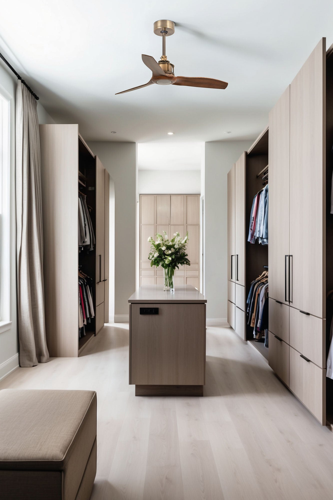 Ventilador de techo JUST FAN S en oro viejo y nogal de FARO modelo 33428 en ambiente industrial moderno, con diseño sin luz, bajo consumo, mando a distancia y función inversa para ventilación eficiente.