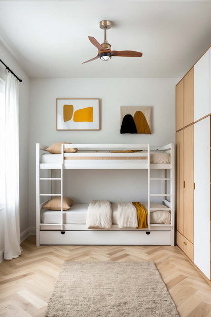 Ventilador de techo con luz LED JUST FAN S en oro viejo y nogal, modelo FARO 33428WW-10, en ambiente hogareño con ventilación eficiente y mando a distancia DC motor.