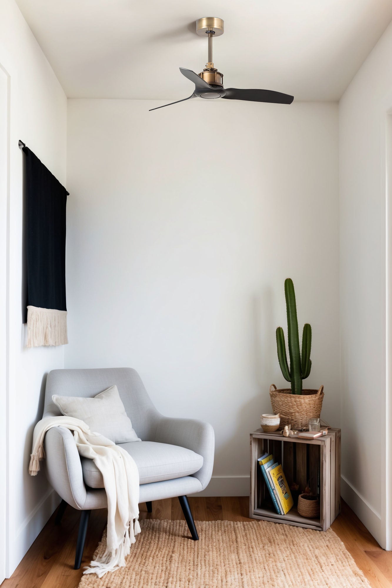 Ventilador de techo JUST FAN S en oro viejo y negro de FARO modelo 33429, diseño industrial moderno con motor DC, mando a distancia y función inversa, ideal para ventilación en habitaciones pequeñas.