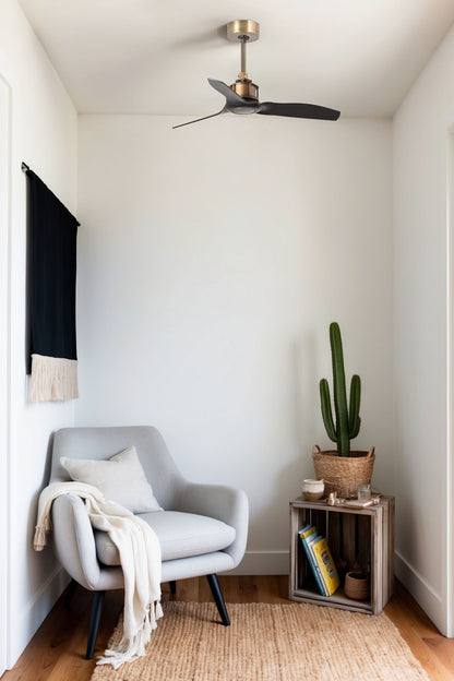 Ventilador de techo JUST FAN S en oro viejo y negro de FARO modelo 33429, diseño industrial moderno con motor DC, mando a distancia y función inversa, ideal para ventilación en habitaciones pequeñas.