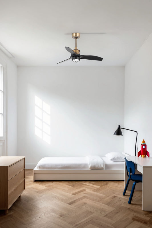 Ventilador con luz LED JUST FAN S oro y negro FARO 33429WW-10 en ambiente hogareño, instalado en techo con ventilación, mando a distancia, función inversa, negro mate y acero.