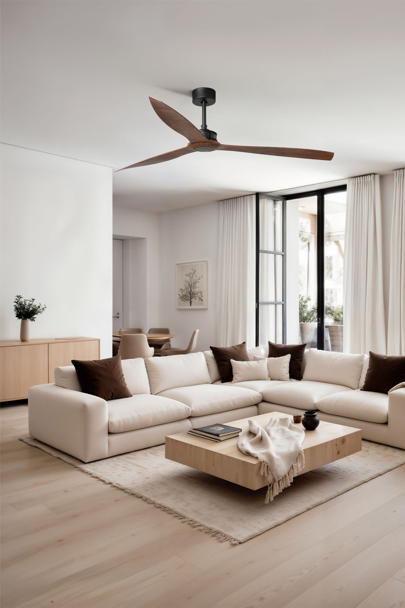 Ventilador de techo JUST FAN XL negro mate con aspas de nogal en ambiente hogareño luminoso, modelo FARO 33430 con motor DC de bajo consumo y función inversa para ventilación eficiente.