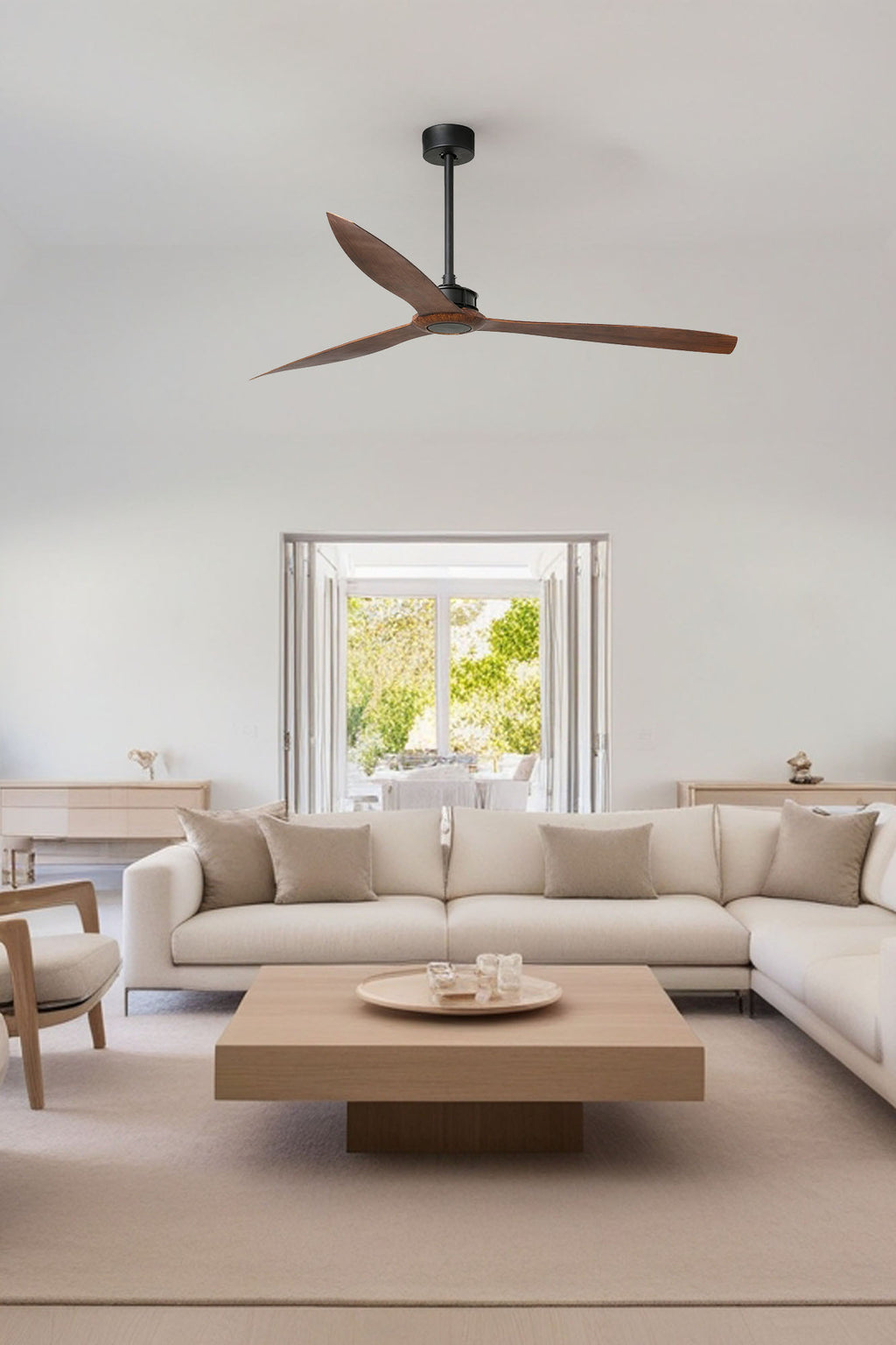 Ventilador de techo JUST FAN XL negro mate/nogal FARO 33430WW en ambiente hogareño, motor DC silencioso con mando a distancia para ventilación eficiente.