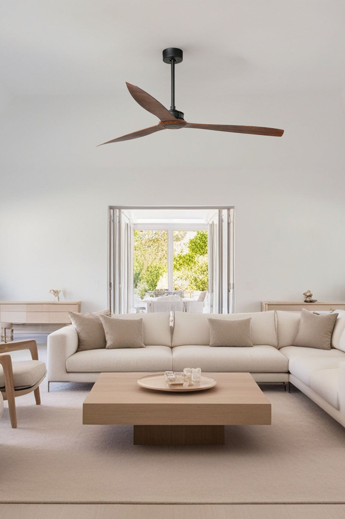 Ventilador de techo JUST FAN XL negro mate/nogal FARO 33430WW en ambiente hogareño, motor DC silencioso con mando a distancia para ventilación eficiente.