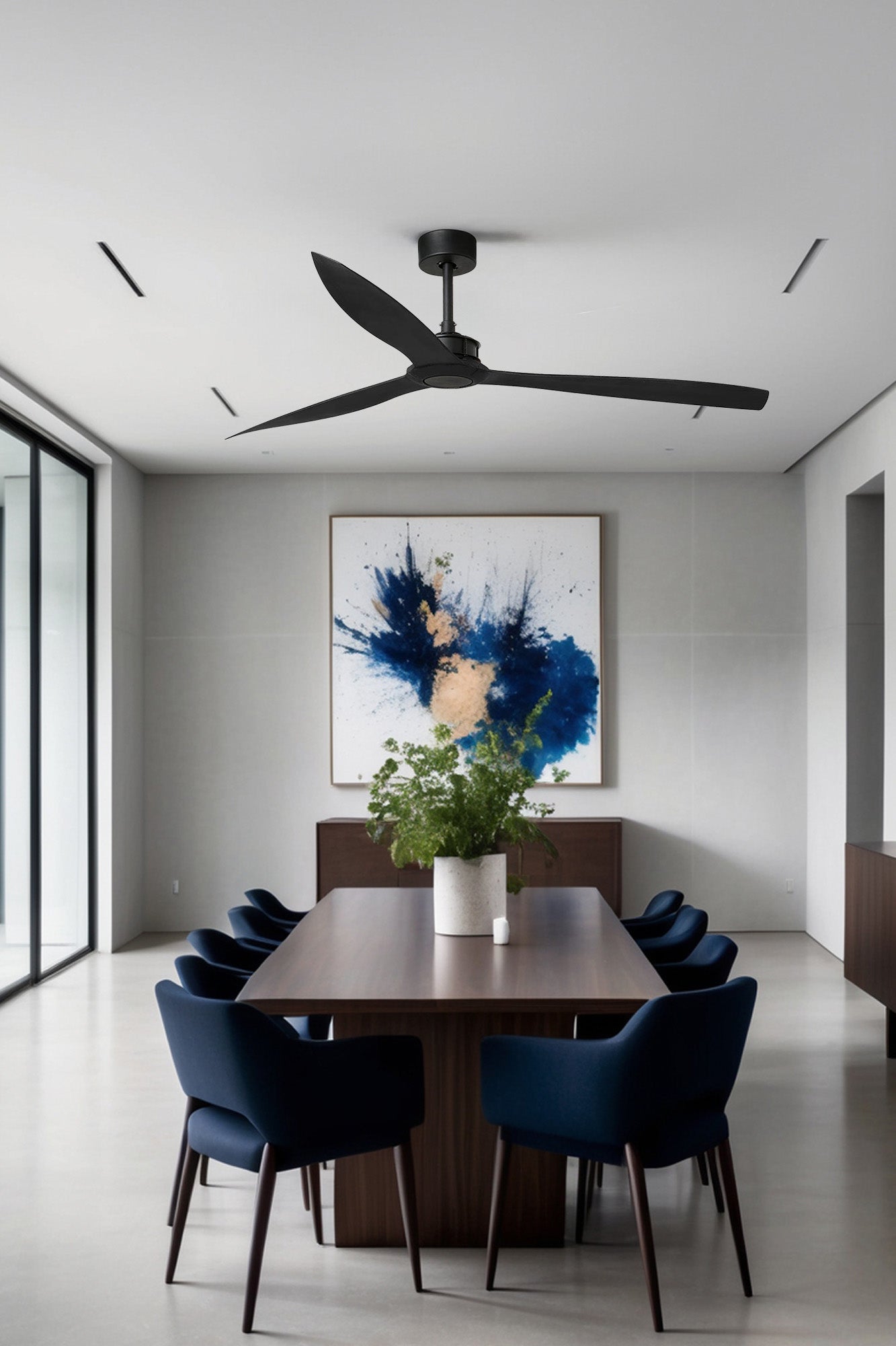 Ventilador de techo JUST FAN XL negro mate de 178 cm de FARO (modelo 33432) en ambiente de habitación grande con motor DC eficiente, mando a distancia, función inversa y bajo consumo energético para ventilación óptima.