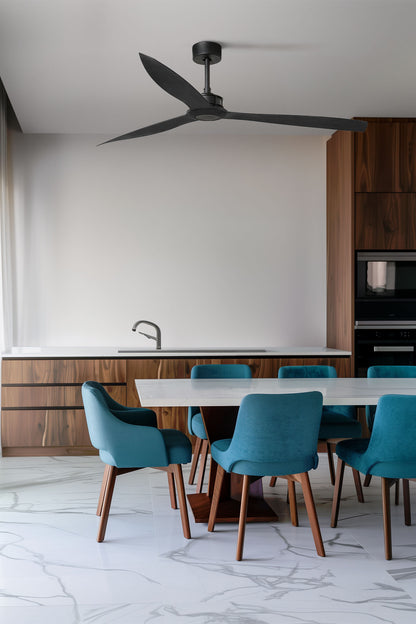 Ventilador de techo JUST FAN XL en negro mate de FARO (modelo 33432WW) instalado en salón moderno, con motor DC, mando a distancia, 6 velocidades y función inversa para ventilación eficiente en el hogar.