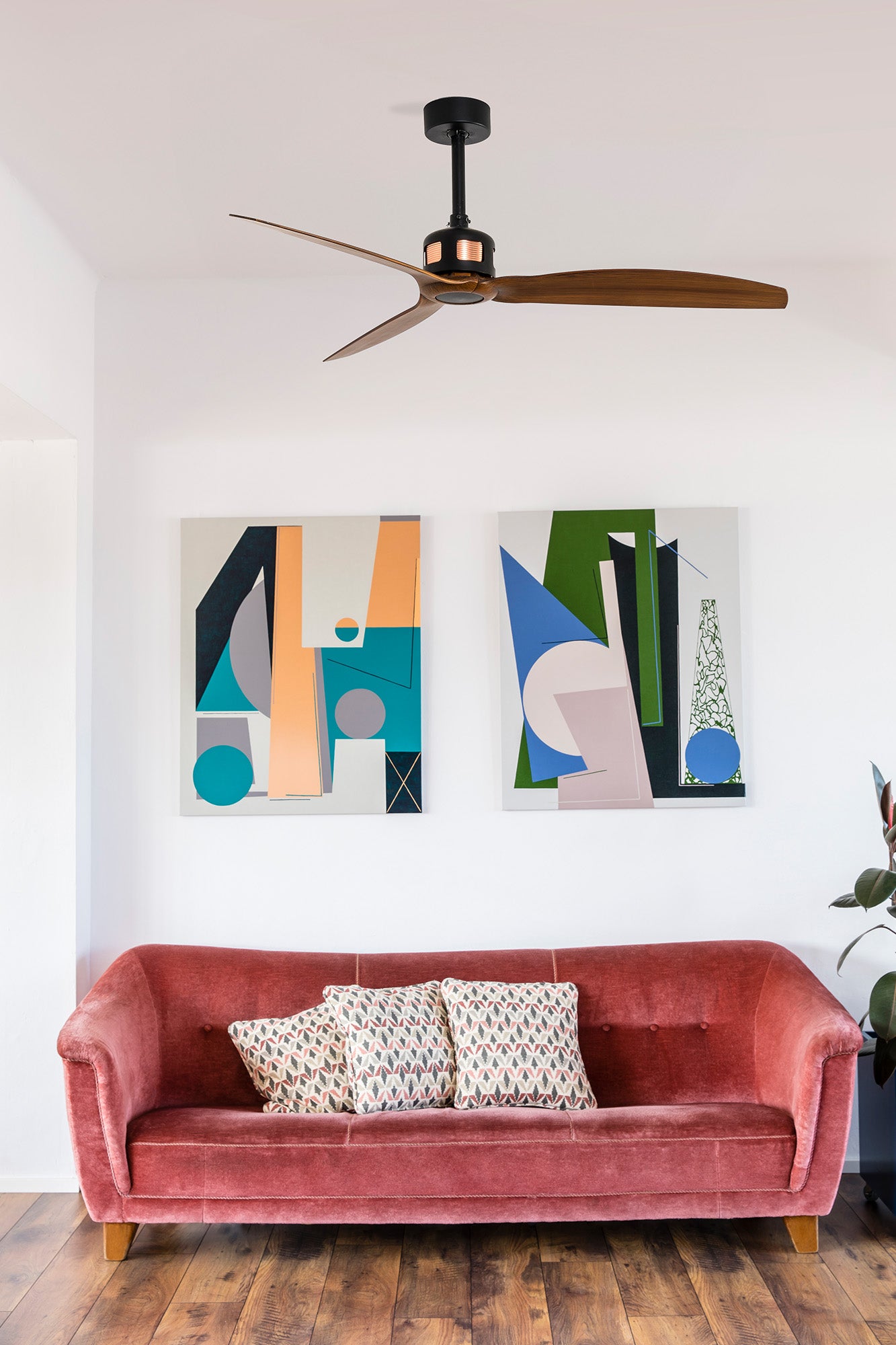 Ventilador de techo Copper Fan M negro y nogal FARO 33451WW en ambiente hogareño, motor DC reversible con mando a distancia y ventilación eficiente sin luz