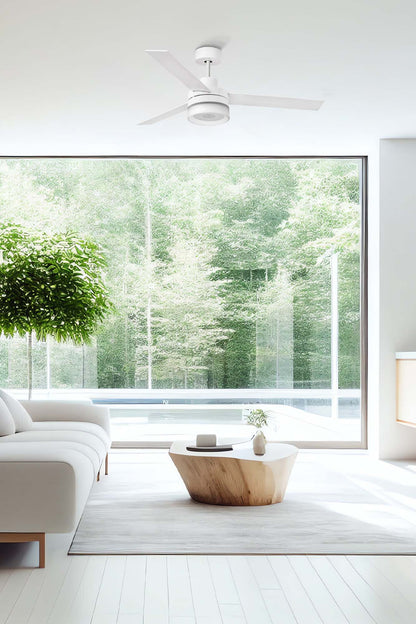 Ventilador de techo ICE L LED SPEAKER en blanco y arce de FARO, modelo 33460-110, en ambiente moderno con luz integrada y altavoz Bluetooth, diseño multifuncional de Estudi Ribaudí para ventilación eficiente.