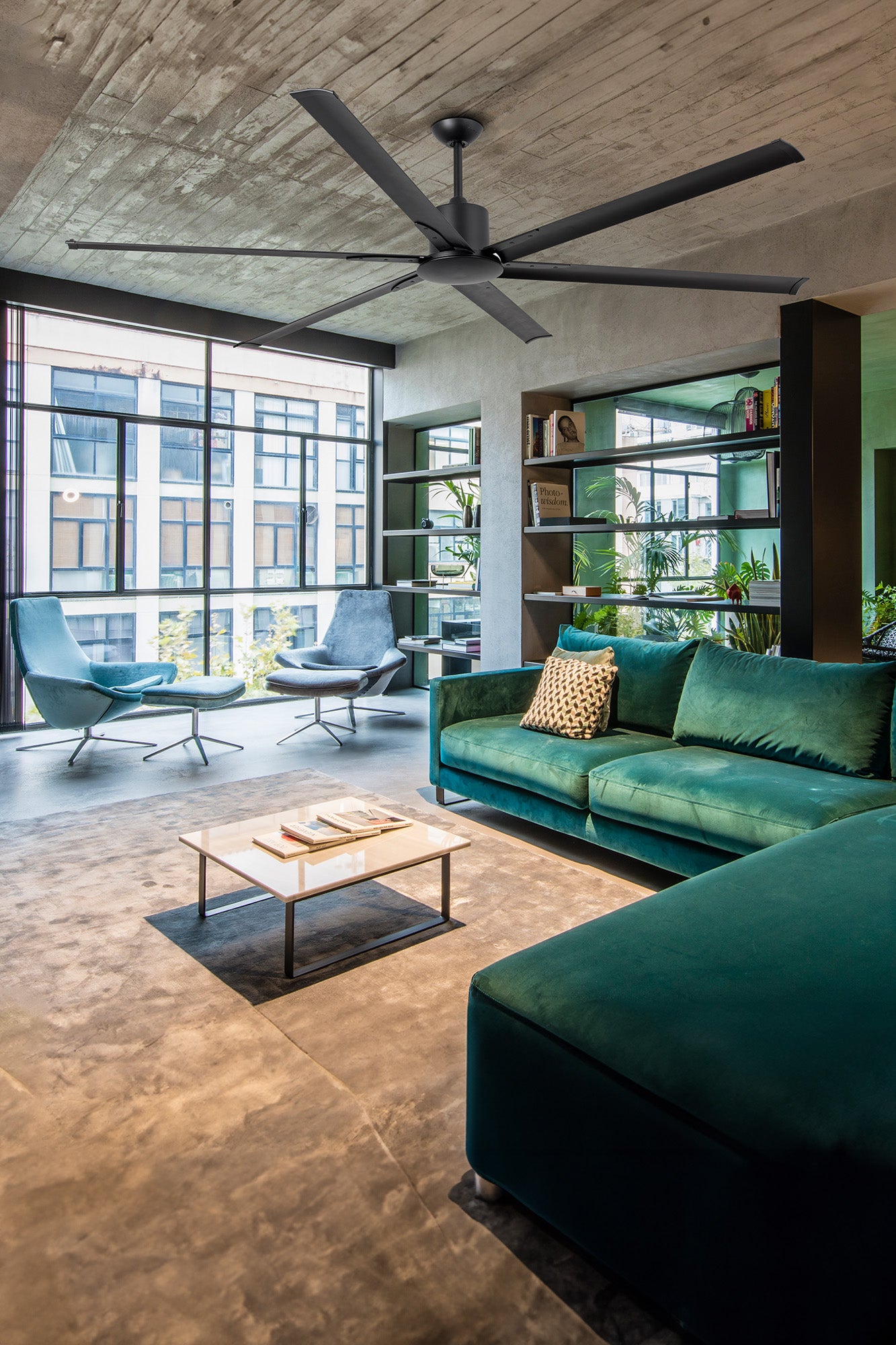 Ventilador de techo Andros XXL marrón modelo 33462A de Faro en ambiente de habitación grande, con aspas de acero y aluminio, motor DC silencioso, mando a distancia, función inversa para techos inclinados y ventilación óptima.