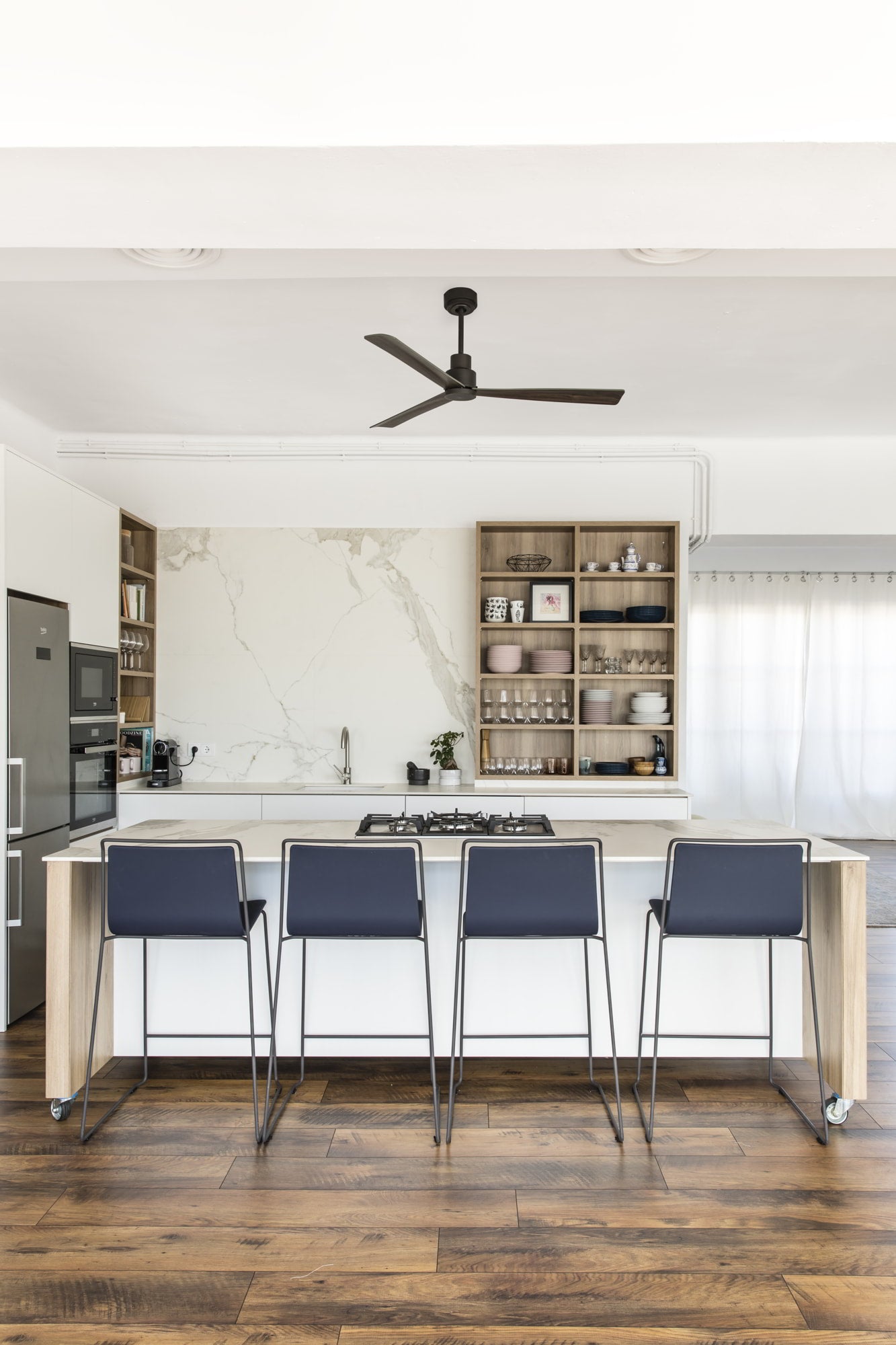 Ventilador de techo NASSU M marrón modelo 33478 de FARO en ambiente moderno de sala luminosa, con motor DC eficiente, función inversa para invierno, mando a distancia incluido y compatible con techos inclinados, ventilación sin luz integrada.