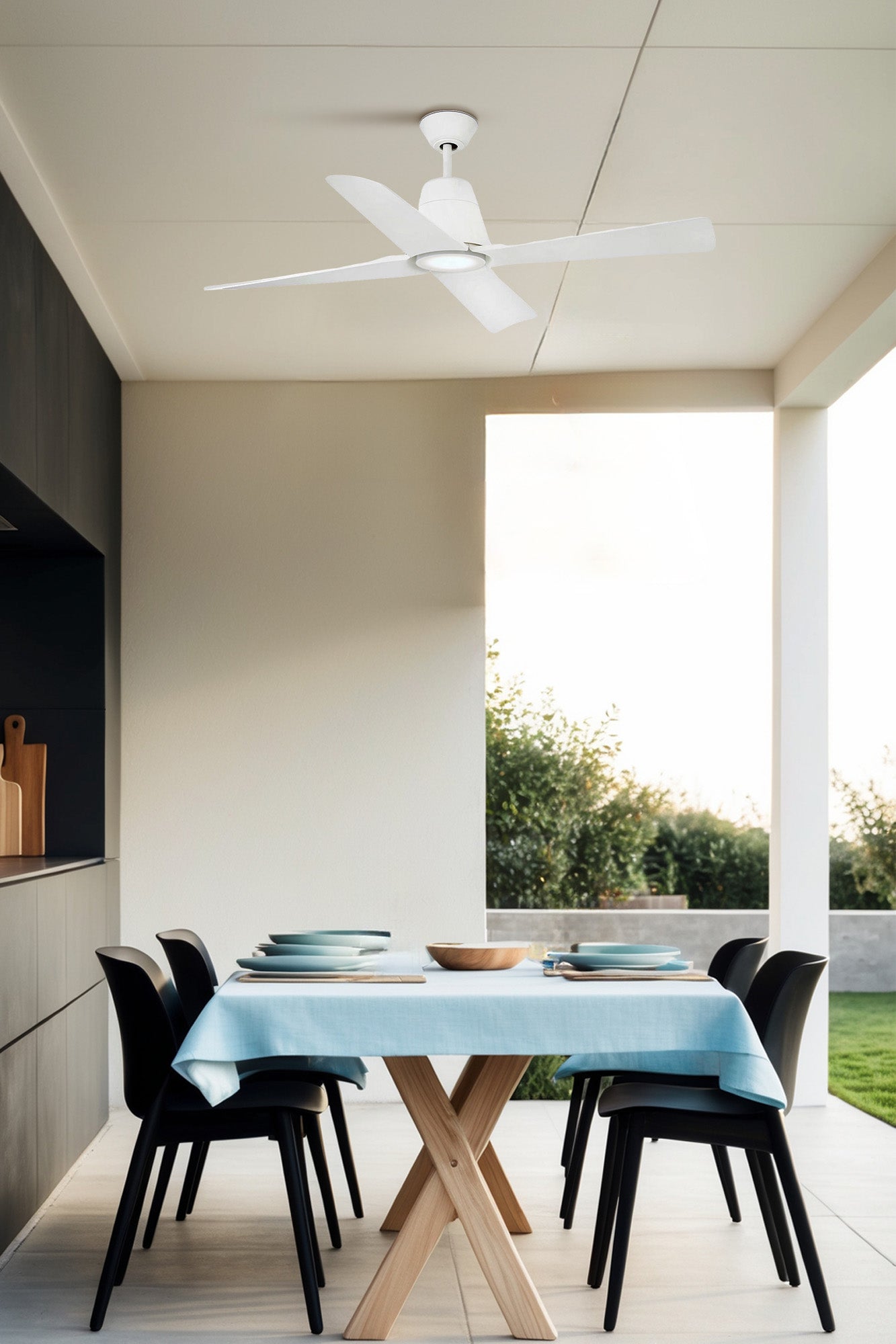 Ventilador de techo Typhoon M LED blanco IP44 de Faro Barcelona (modelo 33480-14) en ambiente exterior, con luz LED integrada, motor DC reversible y protección contra humedad para ventilación eficiente en patios o terrazas.