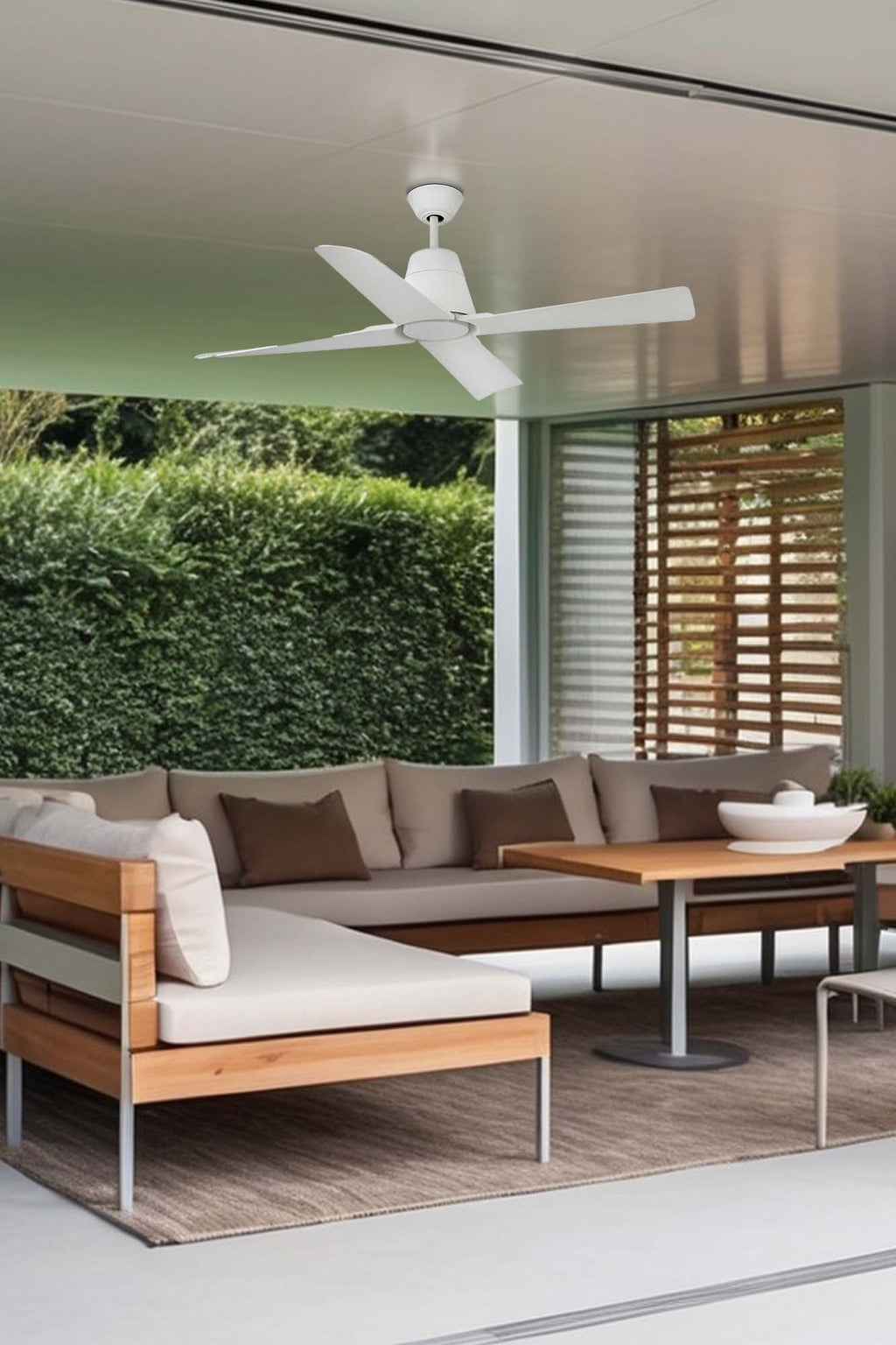 Ventilador de techo TYPHOON M blanco mate de FARO en ambiente exterior luminoso, modelo 33480 con protección IP44, motor DC eficiente, 6 velocidades, mando a distancia e instalación en techos inclinados para confort en ventilación residencial.