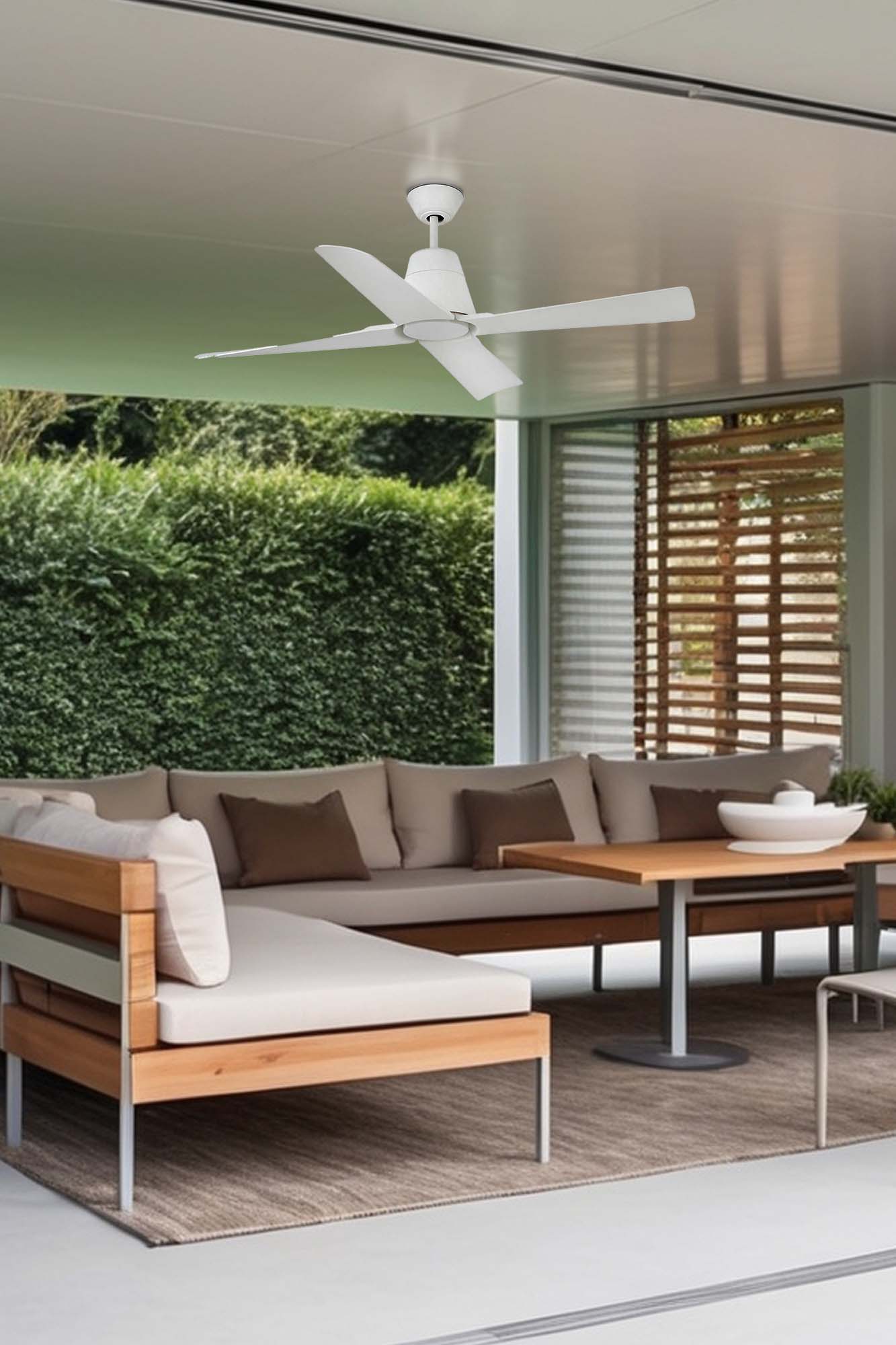 Ventilador de techo TYPHOON M blanco mate de FARO en ambiente exterior luminoso, modelo 33480 con protección IP44, motor DC eficiente, 6 velocidades, mando a distancia e instalación en techos inclinados para confort en ventilación residencial.