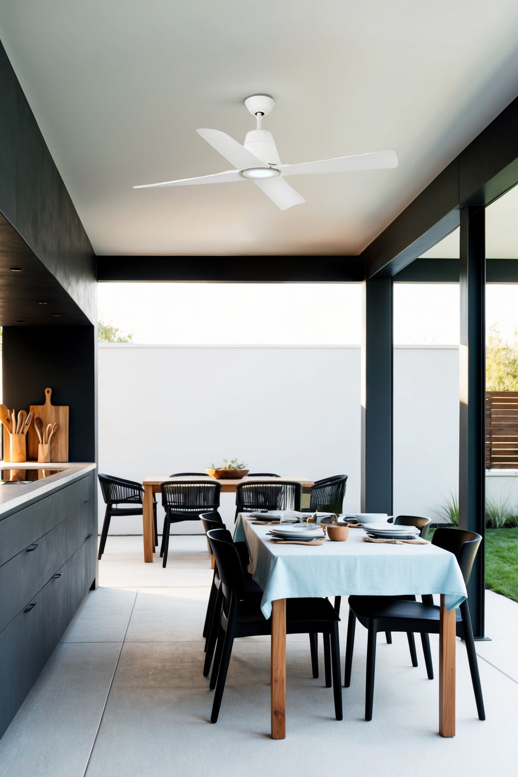 Ventilador con luz LED TYPHOON M Blanco WIZ IP44 de FARO (modelo 33480WW-14) instalado en techo de hogar, ventilación eficiente con motor DC, mando a distancia y diseño blanco mate para baños y espacios húmedos