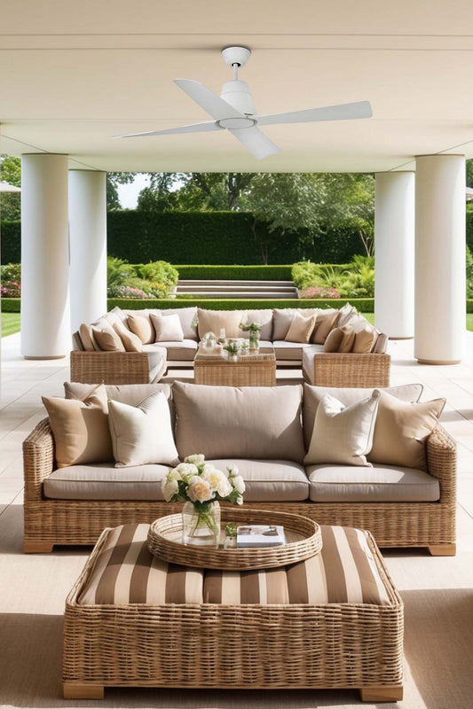 Ventilador de techo TYPHOON M en blanco WIZ de FARO (modelo 33480WW) instalado en ambiente hogareño moderno con motor DC, mando a distancia y función inversa para techos inclinados y bajo consumo