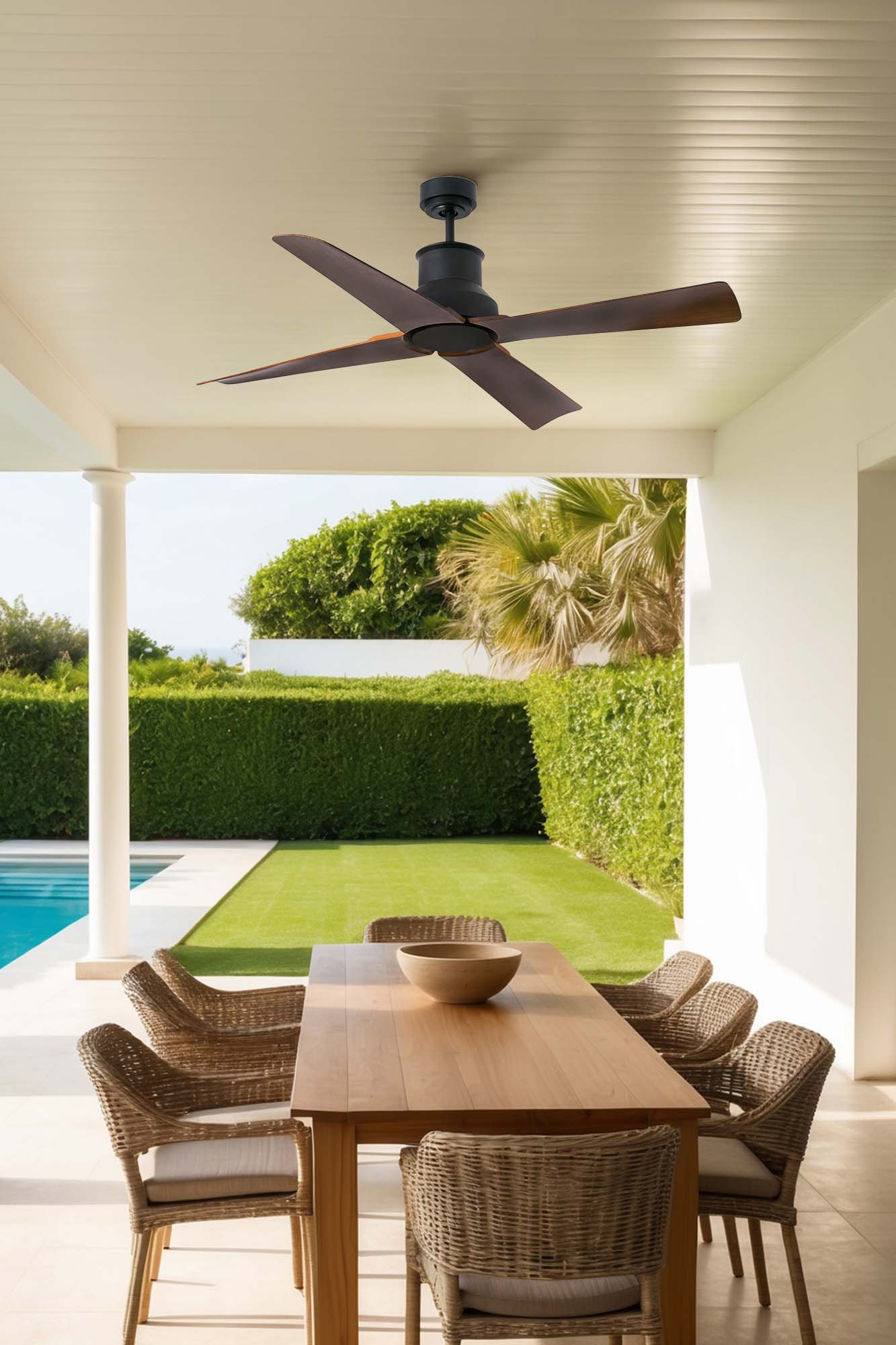 Ventilador de techo WINCHE M WIZ IP44 negro/marrón de FARO (33481WW) en ambiente hogareño moderno, con motor DC eficiente, mando a distancia, función inversa y protección IP44 para ventilación óptima.