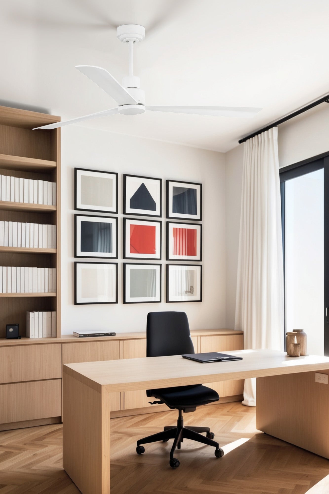 Ventilador de techo NASSU M blanco mate de FARO (modelo 33487) en ambiente hogareño moderno, con motor DC eficiente, función inversa para ventilación invernal, mando a distancia incluido, diseño sin luz en acero y plywood, ideal para techos inclinados y eficiencia energética.