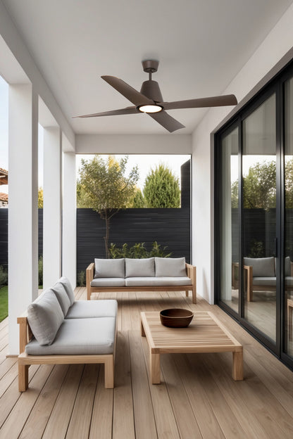 Ventilador de techo TYPHOON M LED en marrón de FARO Barcelona, modelo 33490-16, con luz integrada y motor DC eficiente, IP44 resistente al agua para exteriores, instalado en ambiente de techo inclinado con ventilación óptima en colección 3335.