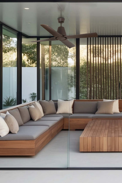 Ventilador de techo TYPHOON M en marrón de FARO (modelo 33490), imagen ambiente instalada en exterior con protección IP44, ventilación eficiente con motor DC y mando a distancia, compatible con techos inclinados de la colección 3335.