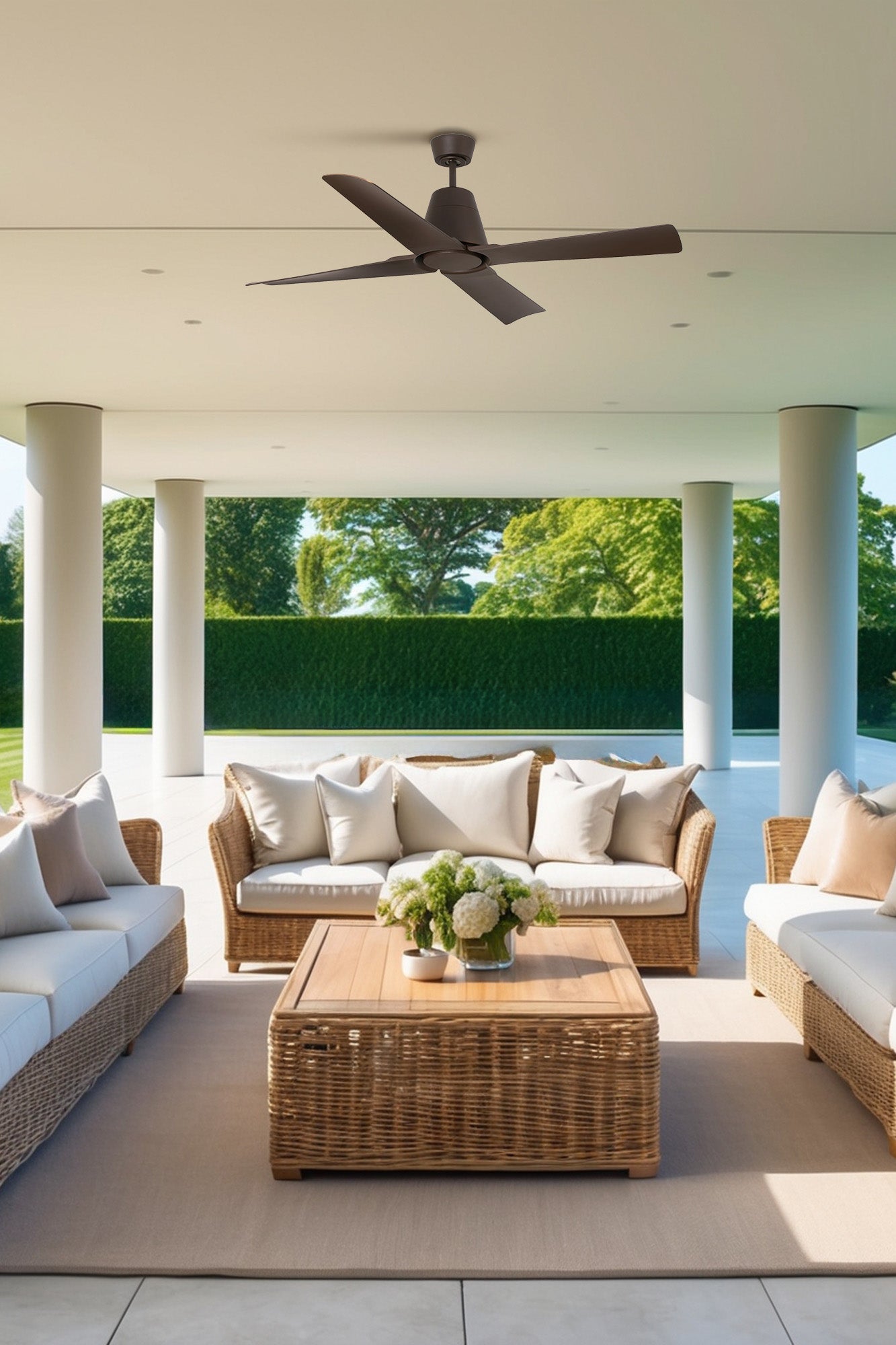 Ventilador de techo TYPHOON M marrón WIZ IP44 de FARO en ambiente hogareño, con aspas de acero y ABS, motor DC silencioso, mando a distancia, función inversa para techos inclinados y ventilación sin luz.