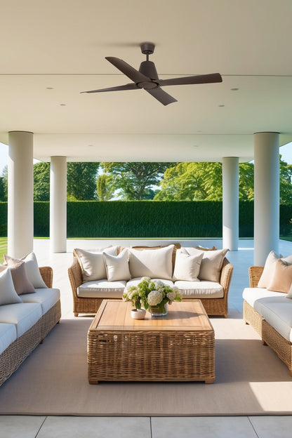 Ventilador de techo TYPHOON M marrón WIZ IP44 de FARO en ambiente hogareño, con aspas de acero y ABS, motor DC silencioso, mando a distancia, función inversa para techos inclinados y ventilación sin luz.