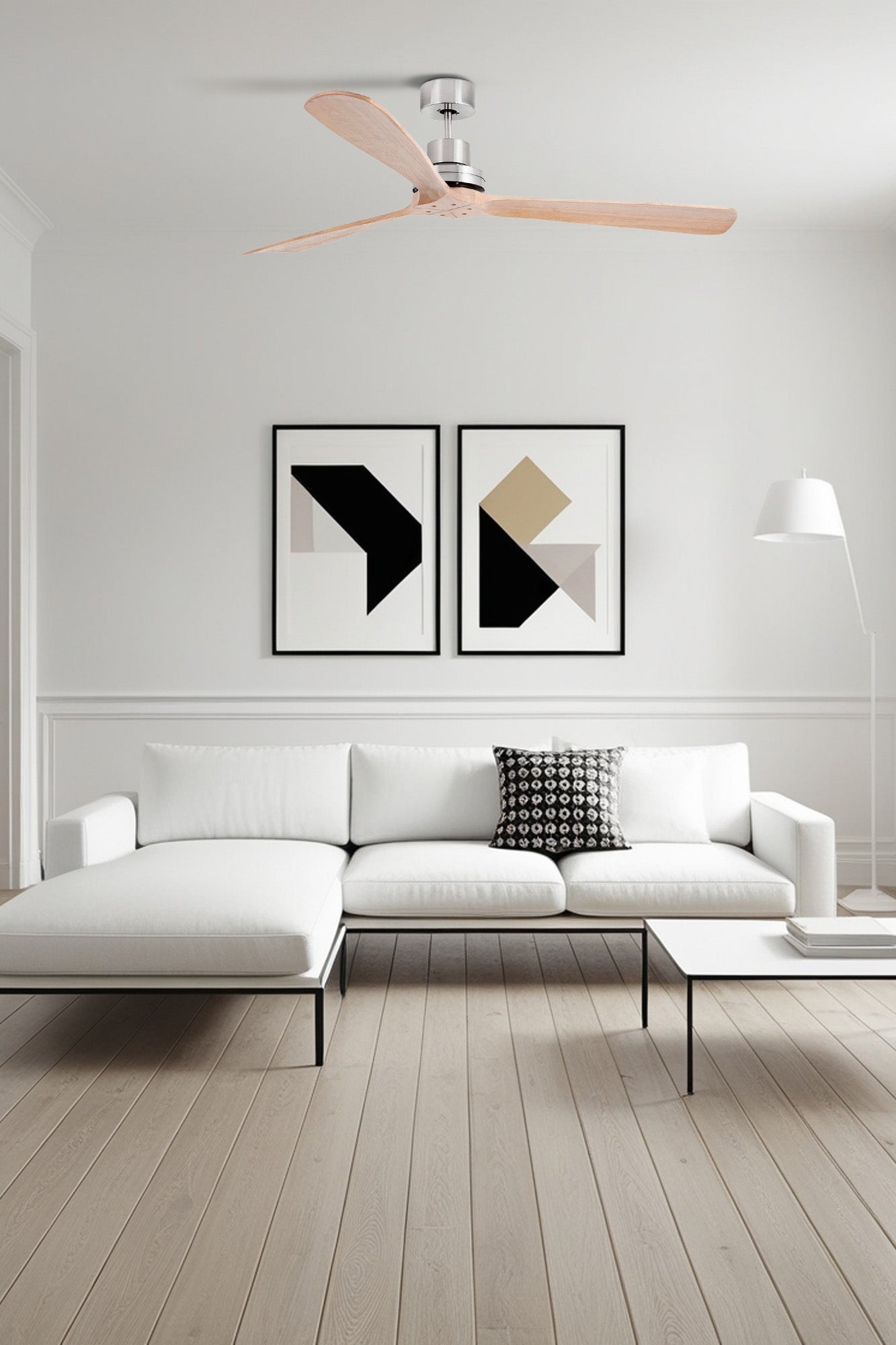 Ventilador de techo LANTAU XL en níquel mate y pino natural, modelo FARO 33504DC con motor DC eficiente, mando a distancia y compatibilidad para techos inclinados, en ambiente acogedor de sala moderna sin luz integrada para ventilación óptima.