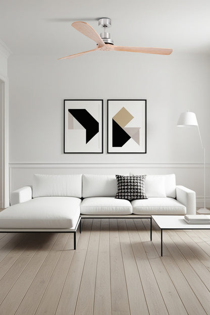 Ventilador de techo LANTAU XL en níquel mate y pino natural, modelo FARO 33504DC con motor DC eficiente, mando a distancia y compatibilidad para techos inclinados, en ambiente acogedor de sala moderna sin luz integrada para ventilación óptima.