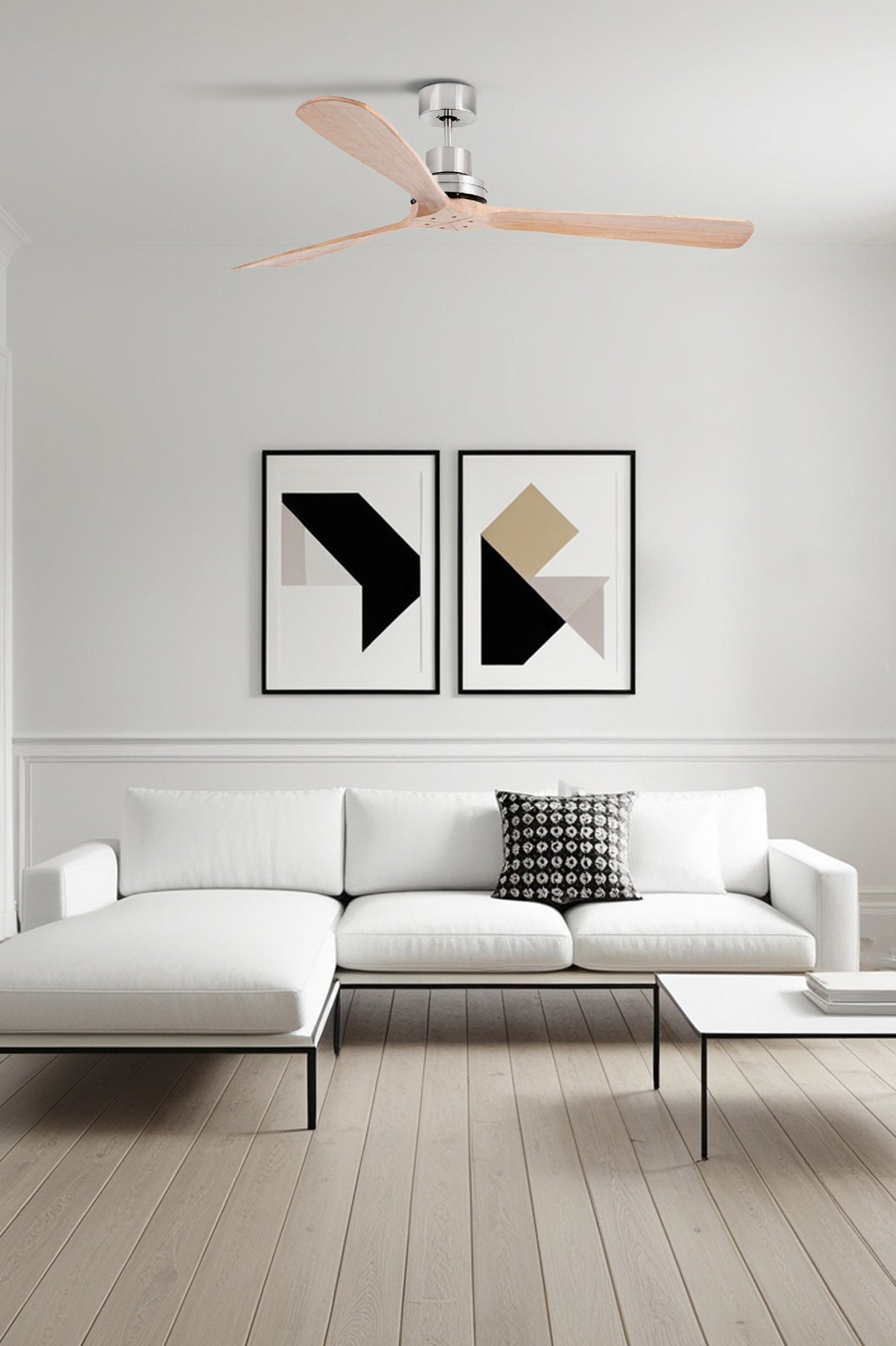 Ventilador de techo LANTAU XL en níquel mate y madera de pino, modelo FARO 33504DCWW sin luz, motor DC con mando a distancia, 6 velocidades y función inversa para techos inclinados, en ambiente hogareño ventilado.