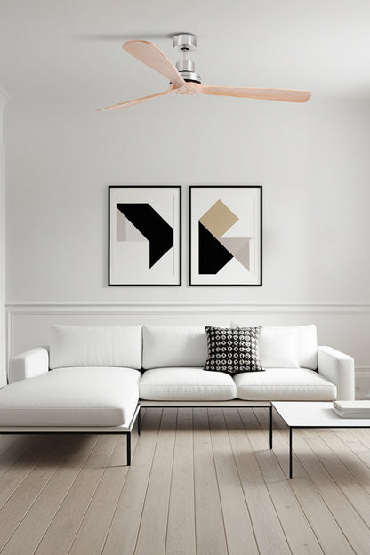 Ventilador de techo LANTAU XL en níquel mate y madera de pino, modelo FARO 33504DCWW sin luz, motor DC con mando a distancia, 6 velocidades y función inversa para techos inclinados, en ambiente hogareño ventilado.