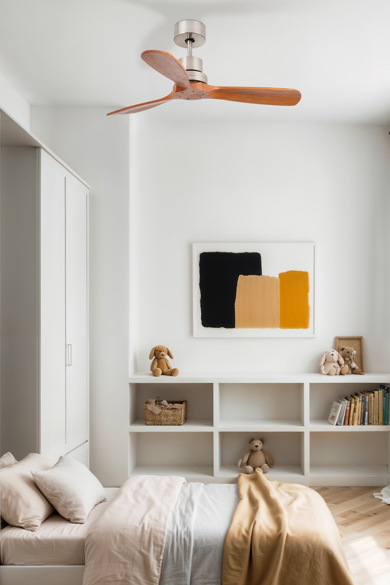 Ventilador de techo MINI LANTAU S en níquel mate y nogal FSC de FARO modelo 33508DC, imagen ambiente en habitación moderna con motor DC eficiente, aspas de madera pino, mando a distancia incluido y función inversa para ventilación óptima.