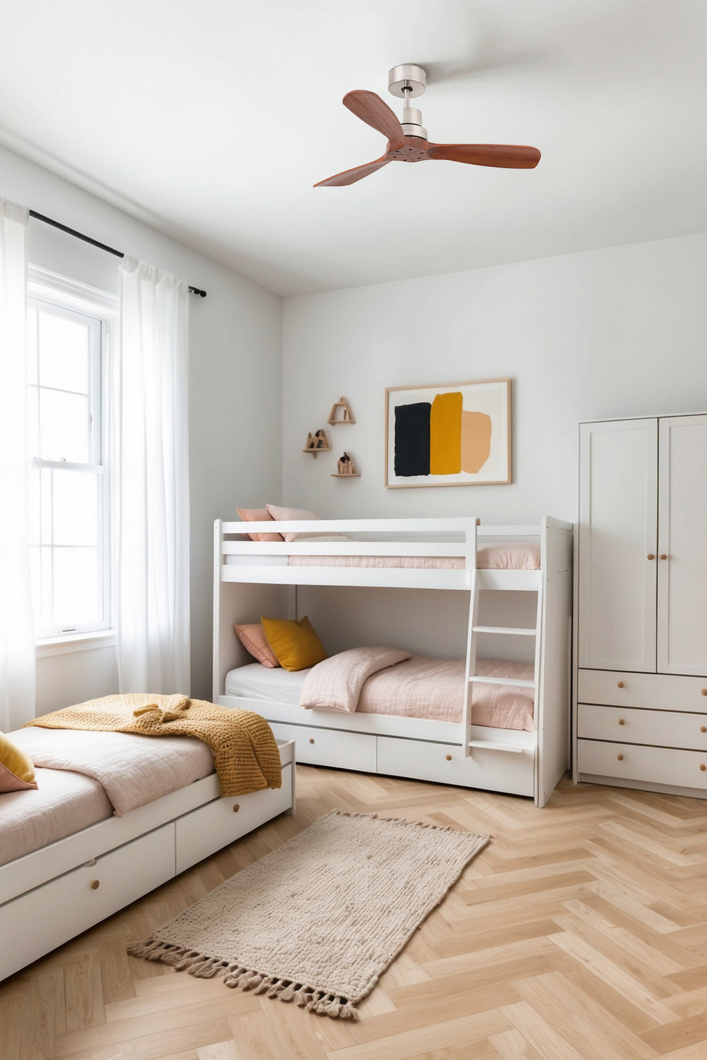 Ventilador de techo MINI LANTAU S en níquel mate de FARO (código 33508DCWT) instalado en ambiente hogareño moderno, motor DC sin luz, compatible con Smart Tuya, acabado en nogal para ventilación eficiente.