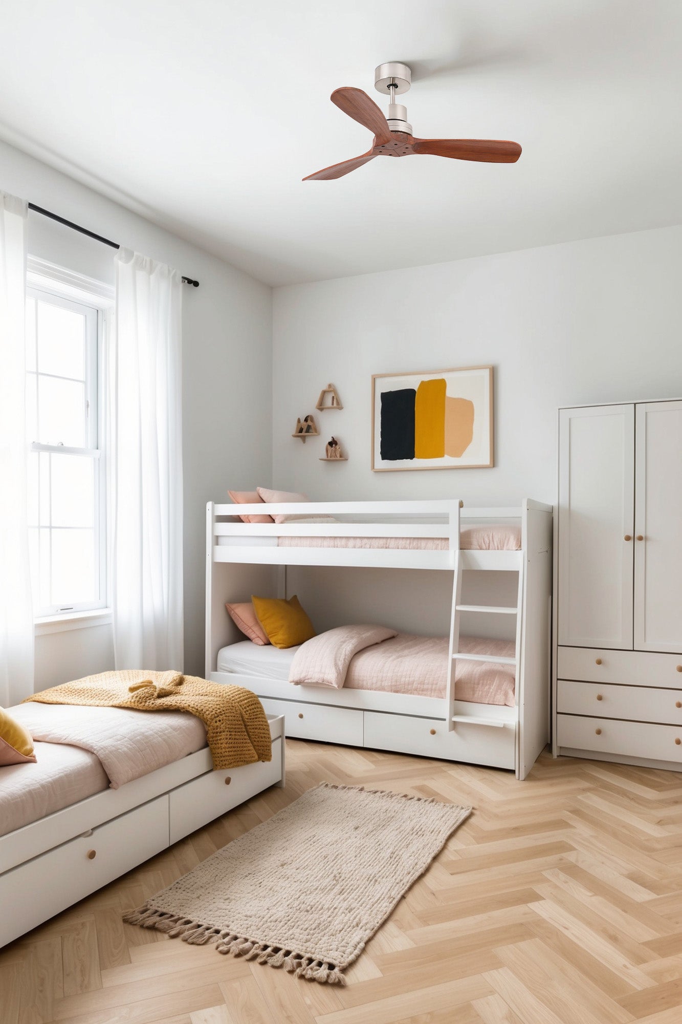 Ventilador de techo MINI LANTAU S en níquel mate de FARO (código 33508DCWT) instalado en ambiente hogareño moderno, motor DC sin luz, compatible con Smart Tuya, acabado en nogal para ventilación eficiente.