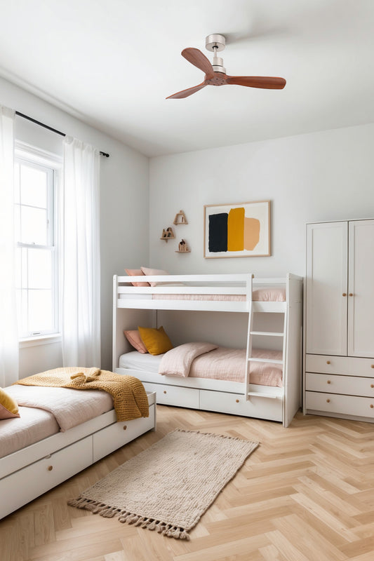 Ventilador de techo MINI LANTAU S en níquel mate de FARO (código 33508DCWT) instalado en ambiente hogareño moderno, motor DC sin luz, compatible con Smart Tuya, acabado en nogal para ventilación eficiente.