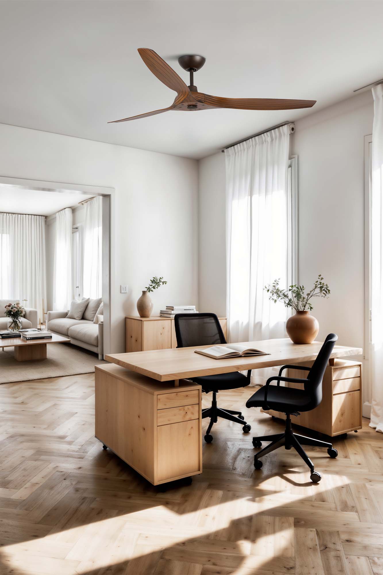 Ventilador de techo MOREA L en marrón/nogal de FARO (modelo 33511) en imagen de ambiente: diseño elegante sin luz, motor DC eficiente para techos inclinados, con mando a distancia ideal para habitaciones grandes y ventilación óptima.