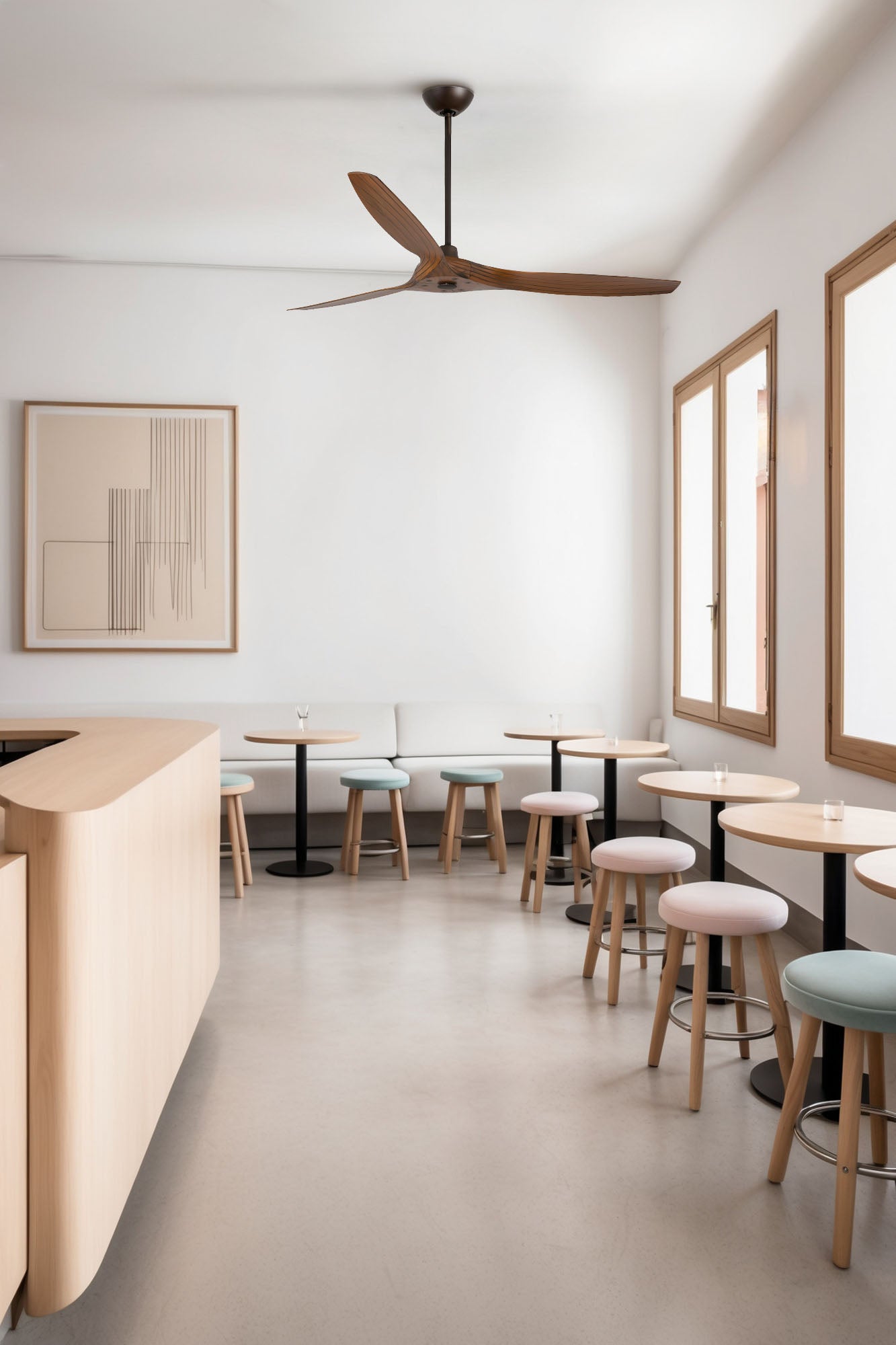 Ventilador de techo Morea L marrón/nogal TUYA smart Faro 33511WT en ambiente hogareño moderno, motor DC sin luz para ventilación inteligente hogar.