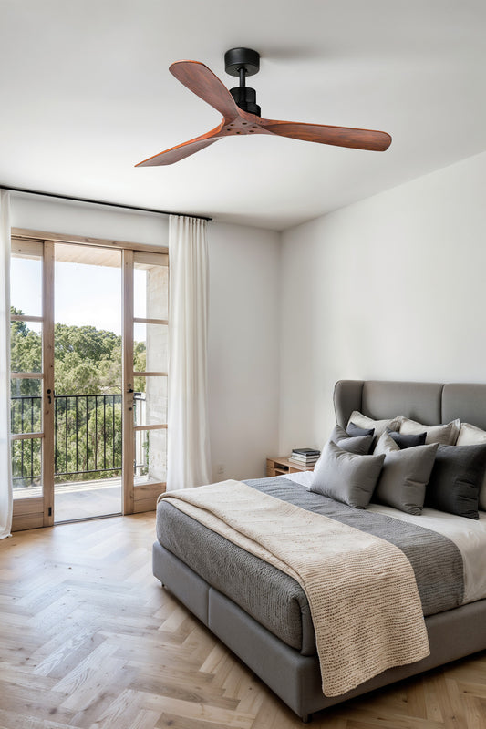 Ventilador de techo LANTAU L en negro mate con aspas de nogal, modelo 33516DC de FARO, instalado en ambiente moderno con techos inclinados, ventilación eficiente sin luz integrada, motor DC silencioso, mando a distancia y función inversa para diseño contemporáneo.